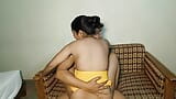 Joven pareja bengalí haciendo el amor en casa snapshot 15