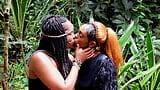 Czarni afrykańscy przyjaciele opanowują lesbijskie cipki jedzące stojąc pod prysznicem snapshot 1