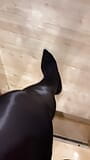 Elle se balade dans des collants brillants et de nouveaux talons snapshot 1