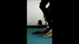 Cazzo schiacciato mentre gioca a Wii in jeans e sandali con zeppa snapshot 5