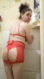 Jongen die de lingerie van sexy rode vrouwen draagt snapshot 13