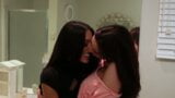 Lesbian lyla dan tiffany telanjang di kamar snapshot 3