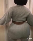 Une bonne milf twerk en leggings snapshot 4