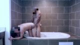 Une salope cocu prend une douche dans la salle de bain et baise une grosse bite noire snapshot 3