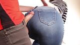 Masturbandosi per il grosso culo succoso della mia ragazza in jeans attillati, denim feticcio snapshot 8