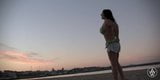 Angela White - большие сиськи в пляже в любительском видео от первого лица snapshot 8