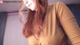 Una ragazza con curve sexy si accarezza sulla telecamera snapshot 16