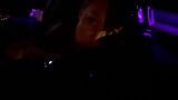 Monika cáo thổi kèn trong một mới xe hơi vì một người snapshot 3