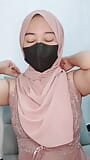 Ya cachonda, esta chica en hijab se masturba hasta que se moje snapshot 19