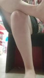 在肮脏的商店里，nicoletta向你展示她又脏又汗的脚 snapshot 7