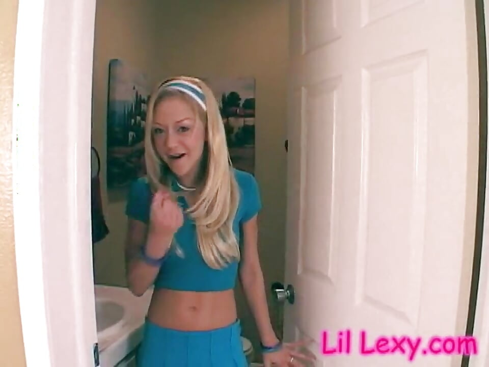 Lil lexy fingert ihre nasse enge muschi