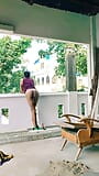 De pie desnudo al aire libre - sexy chico universitario indio snapshot 5