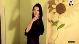 Gefilmt zu Hause mit Striptease von 30-jähriger ukrainischer MILF Masha Dark snapshot 14