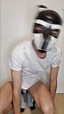 Schattige puppy in latex die zich aftrekt en klaarkomt snapshot 1