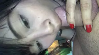 Екі құрбы қыз қыдырып жатыр