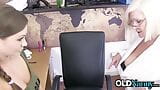 Oldnanny matura Lacey Starr e lesbica Tina Kay si divertono a fare sesso video snapshot 7