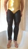 Sissy-Mädchen macht sich im glänzenden Badeanzug und im Wetlook-Leggin nass snapshot 6