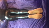 Hübsche stinkende Nylon-Sohlen und Wetlook-Leginggs snapshot 1