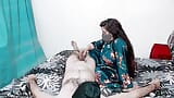 Frumoasă mamă sexy musulmană în serial web sexy cu sex clar în urdu și hindi snapshot 7