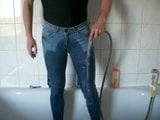 duschen in stretchjeans und Lycrabody snapshot 2