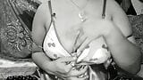 Istri dewasa panas menampilkan payudara. snapshot 8