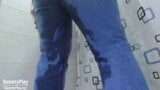 Mijando em desespero molhando jeans snapshot 9
