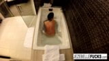 Jezebelle Bond se filma tomando banho snapshot 9