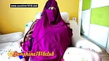 Fille arabe musulmane en cosplay hijab violet, gros seins, webcam, émission enregistrée le 20 mars snapshot 16