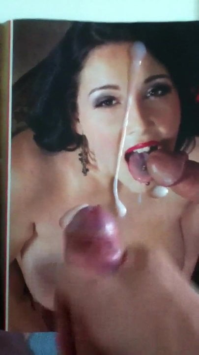 Noelle Easton se corre en homenaje