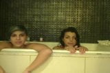 Due ragazze si divertono nella vasca da bagno snapshot 8