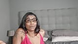 Getatoeëerde Desi-slet in nerdy meisjesbril en lingerue, stiefvader en stiefbroer, seksuele fantasie snapshot 13