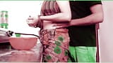 Bangladesh, pareja de pueblo habla con Kemon Lage cachai follando en la cocina snapshot 2