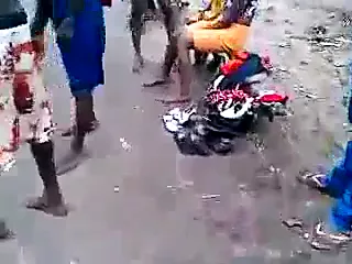 非洲荡妇在公共场合被干