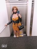 Tranny in de lift die haar naakte lichaam ziet snapshot 13