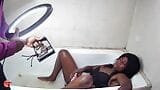 Черная милфа с круглой задницей шпилит своего молодого пасынка после его ванны snapshot 12