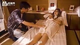 Söt liten asiatisk tjej får en intim massage från sin sexiga Stora kukälskare snapshot 7