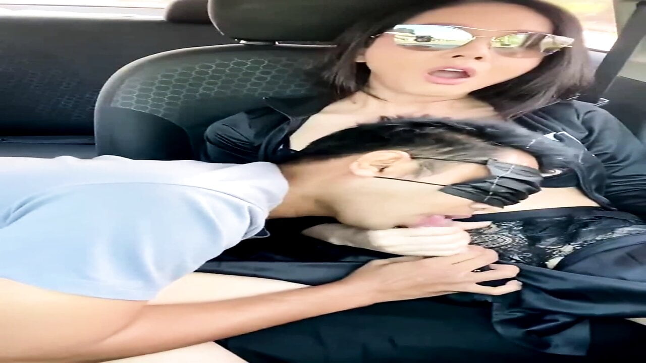 Dögös ladyboy élvezés a srácok szájában
