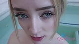 Die blonde Süße Maria Kazi lutscht Schwanz im Pool und nimmt es tief im Doggystyle - gfe POV snapshot 7