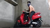 Haciendo un travesti indio casero y gay más cercano scooter eléctrico follando snapshot 4