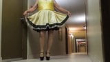 Sissy ray en el pasillo del hotel en vestido mariquita y tacones sexy snapshot 9