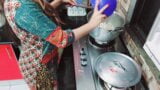 Żona zerżnięta analnie w kuchni, gdy jest zajęta gotowaniem snapshot 2
