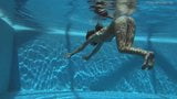 Irina Russaka si spoglia nuda in piscina snapshot 10