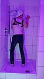 Pi im Badezimmer in blauen Jeans snapshot 14