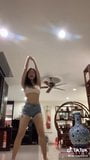 Gadis Singapura di tiktok menari di bra-nya snapshot 4