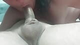 Une MILF mariée expérimentée taille une super pipe avec éjaculation dans la bouche snapshot 2