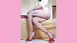 Travesti dévergondée en lingerie blanche et talons hauts snapshot 10