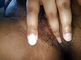 그녀의 손가락을 즐기는 털이 많은 bhabhi - 선명한 오디오 2부. snapshot 4