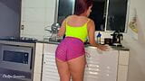 Femme de ménage sexy en short très court snapshot 2