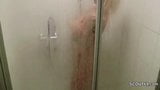 Une MILF allemande sexy se fait surprendre sous la douche et séduire snapshot 2