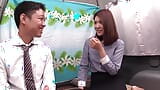 हमने अपने लंच ब्रेक के दौरान पुरुष और महिला ऑफिस वर्कर्स का इंटरव्यू लिया । Yuta (25) और Saori (25) snapshot 5